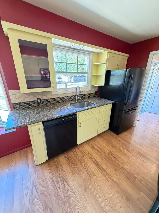 Building Photo - 3 Bedroom on Large corner lot!