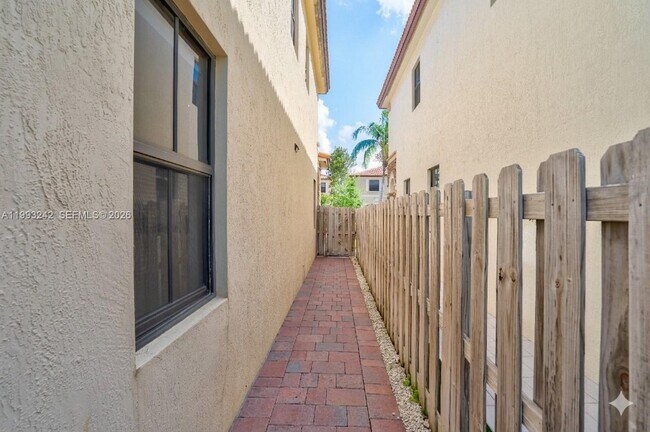 Building Photo - 10021 NW 87th Terrace