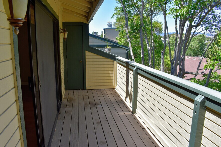 Building Photo - 3290 Rockview Pl