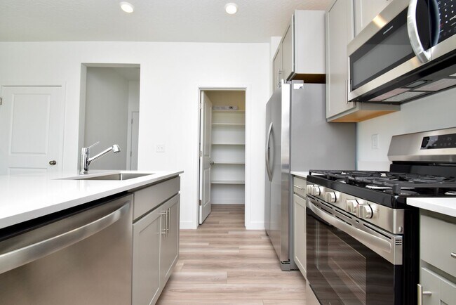 Building Photo - Spacious Saratoga Springs 4 Bed 3.5 Bath Corner Home with Stunning Views