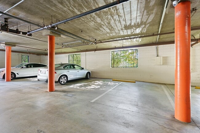 Building Photo - 906 N Doheny Dr