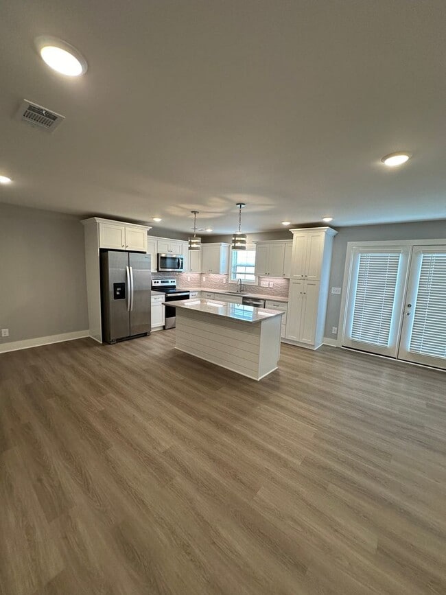 Building Photo - TOWNHOME ON WEST SIDE NEAR FIVE OAKS GOLF ...