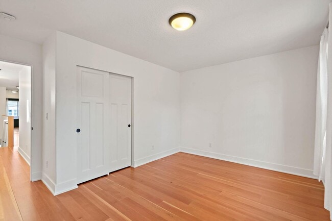 Building Photo - Beautiful 3-bdrm/2.5-bath contemporary craft home w/ lots of character. A/C, fireplace, fenced ba...