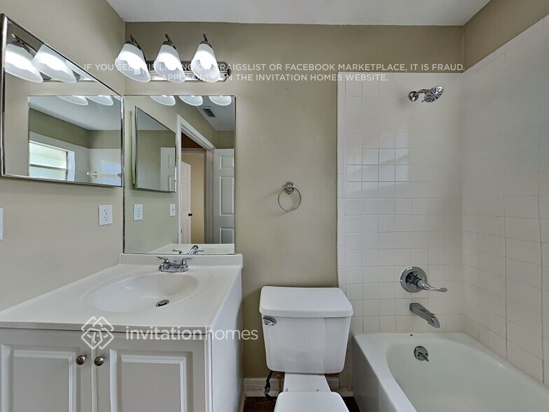 Building Photo - 12921 Longcrest Dr