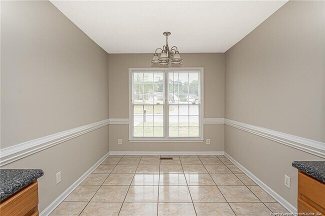 Building Photo - 402 Roundtree Dr