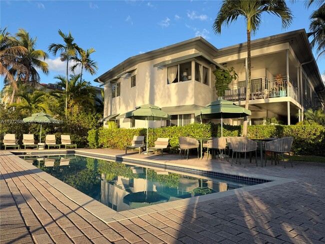 Building Photo - 4780 Pine Tree Dr