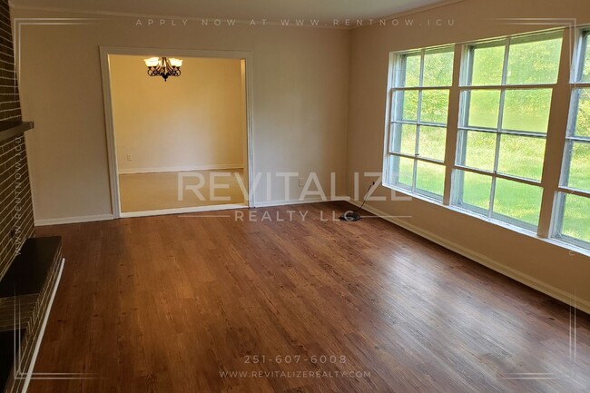 Building Photo - 2 Bedroom 2 Bathroom Duplex in Mobile!