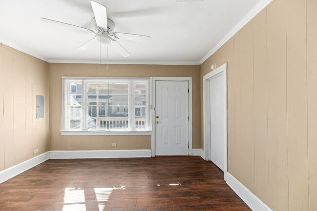 Building Photo - Charming Brick Bungalow in the Heart of North Charleston