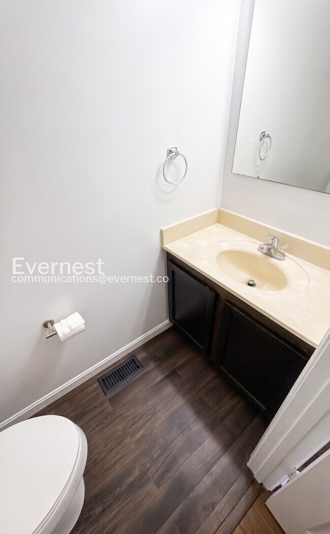 Building Photo - 3 Bed, 3.5 Bath Townhome with Modern Amenities / Available Now!