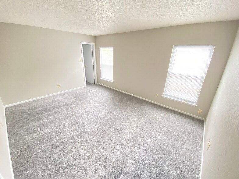 Building Photo - 5843 Amber Ln