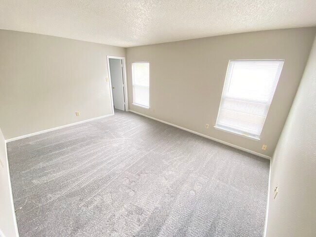 Building Photo - 5843 Amber Ln