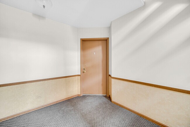 Building Photo - 1661 Commodore Ct