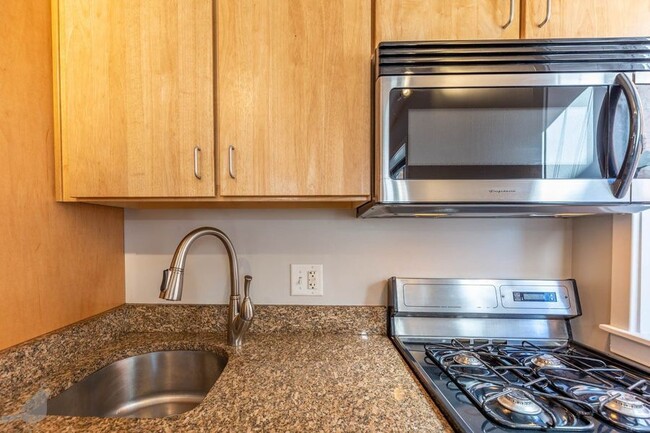 Building Photo - Bright One Bedroom Gem in Columbia Heights!