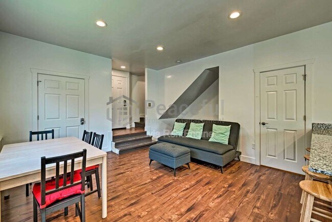 Building Photo - 462 E Haven Ave