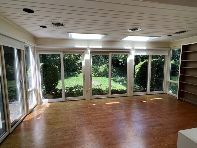 Building Photo - Berkley Stunner