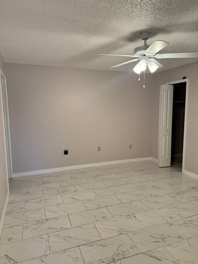 Building Photo - Two bedroom two bathroom townhome!