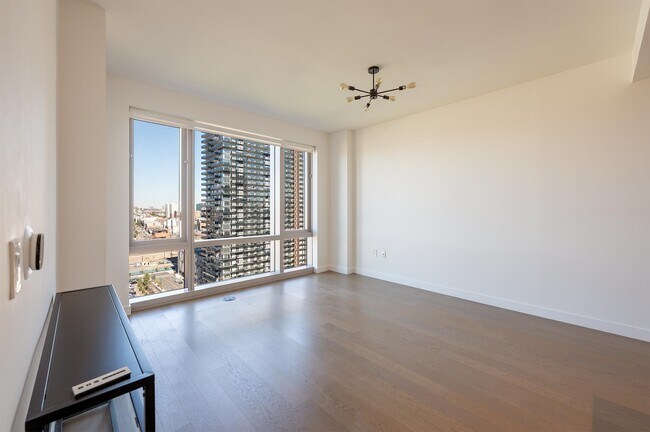 Building Photo - 75 Park Ln S