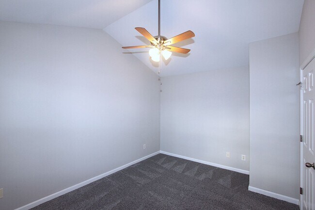Building Photo - Great End Unit Townhome - FIRST MONTH'S RE...