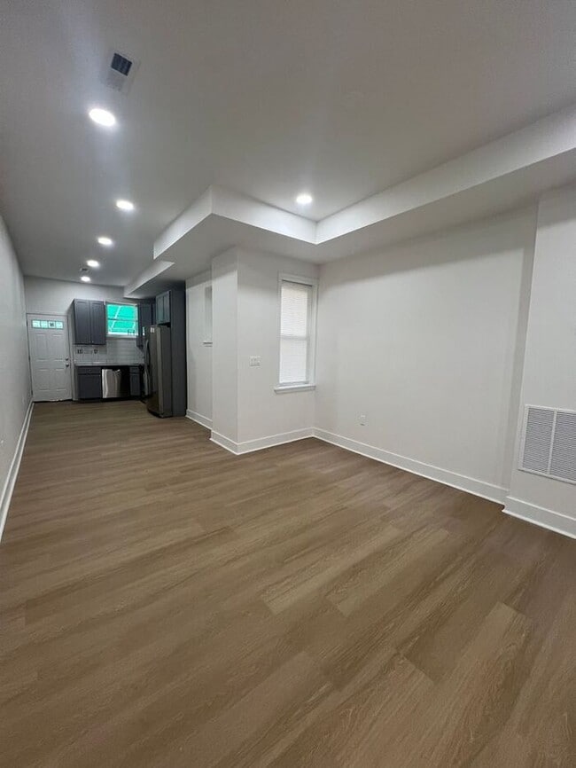 Building Photo - 3 bedrooms 2 bathrooms, 21218