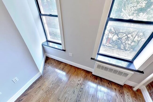 Building Photo - 420 E 9th St