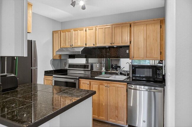 Building Photo - Condo / Apartment Unit