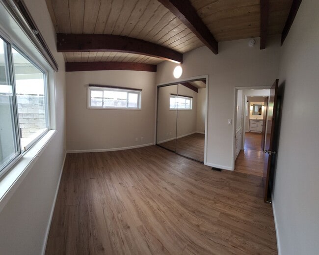 Building Photo - Large 5 Bedroom Home close to Poly Campus!!