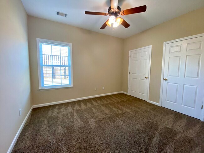 Building Photo - 4858 Somerset Dr