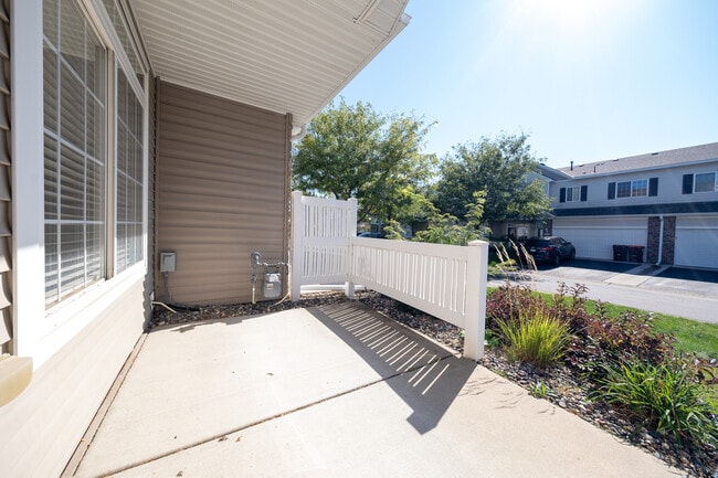 Building Photo - 4853 Bisset Ln