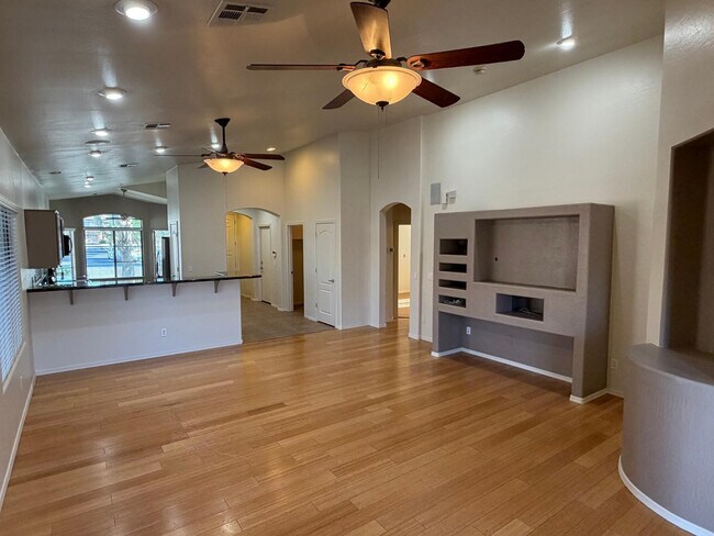 Building Photo - 5233 E Carmel Ave