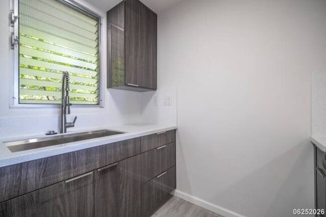 Building Photo - Fully Remodeled 1BR/1BA/1PKG Unit in Waialae Gardens (Kahala)