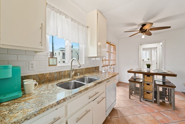 Fully equipped kitchen - 709 Agate St