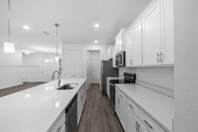 Building Photo - 11 Burgundy Pl