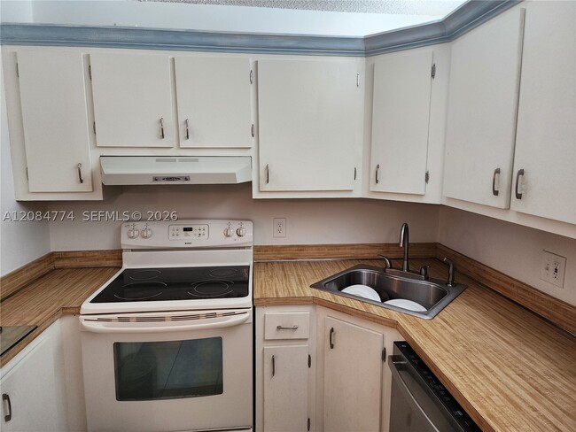 Building Photo - 3561 Pine Tree Ct