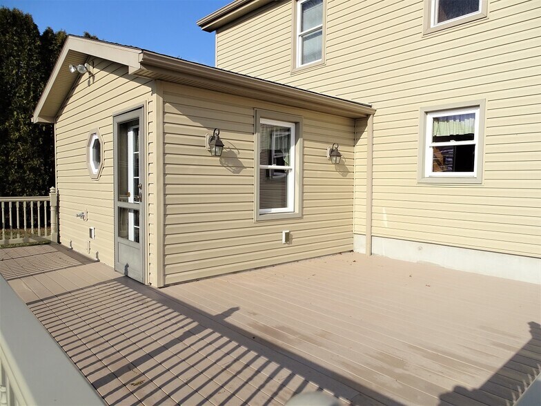 Building Photo - 454 Race Rd