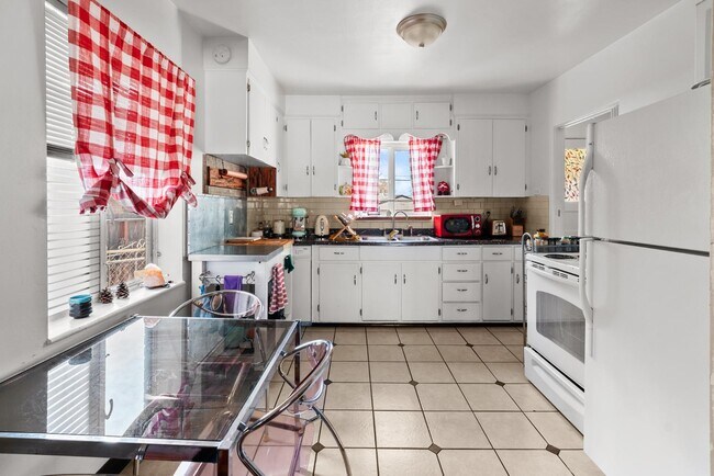 Building Photo - 1733 Lima St