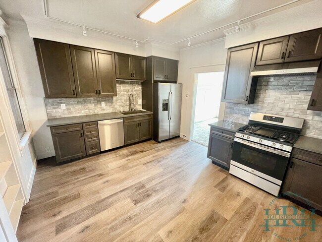 Building Photo - 330 23rd Ave