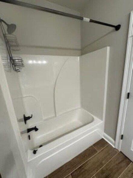 guest tub shower - 7463 Knollwood Ct