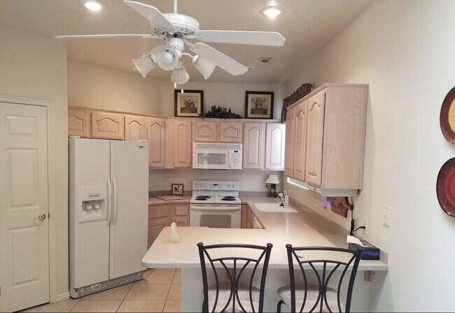 Building Photo - Furnished Quaint, Quiet Location, Centrally Located, 2 Bed 2.5 Bath