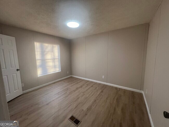 Building Photo - 71 Pine Ln