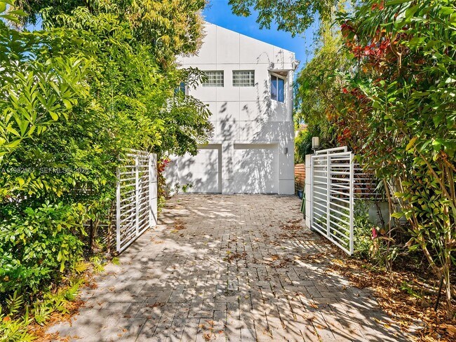 Building Photo - 450 Victoria Terrace