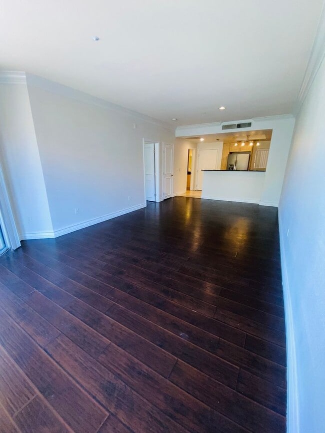 Building Photo - Beautiful, unfurnished luxury condo at the...
