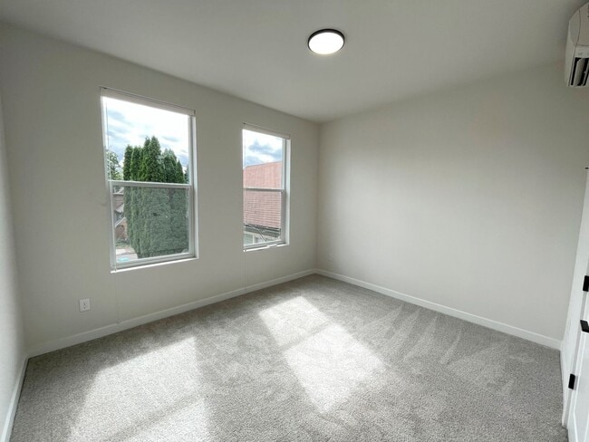 Building Photo - Gorgeous Townhome-Style Unit with Laundry, A/C, Private Patio