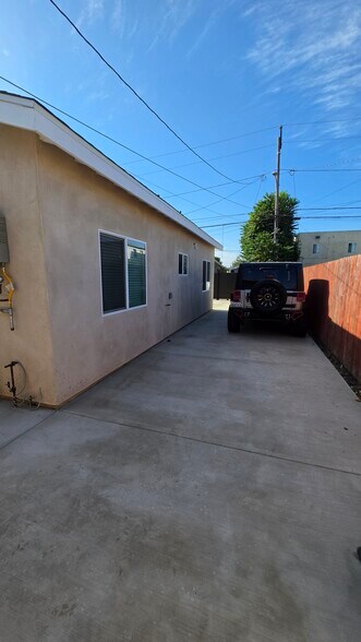 Building Photo - 1262 W 88th St