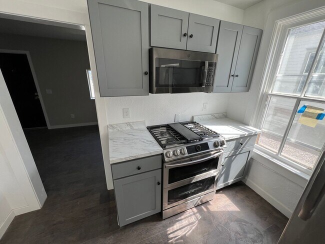 Building Photo - Newly Remodeled 2 Bedroom Home