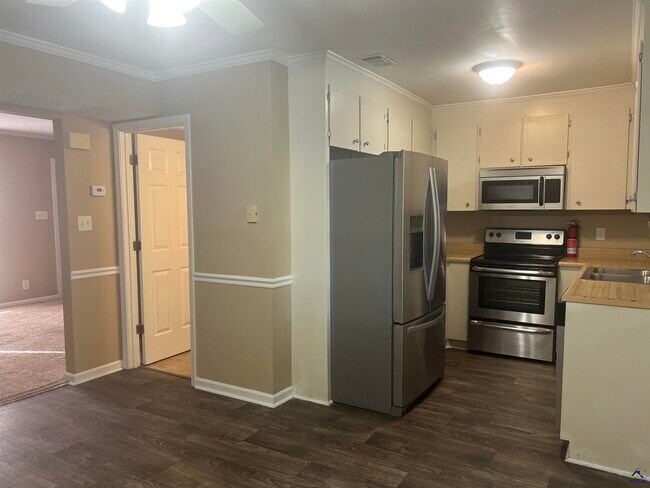 Building Photo - 137 N Springs Ct