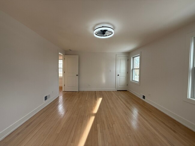 Building Photo - 9304 S Justine St