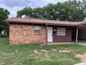 Building Photo - 2 Bedroom Duplex