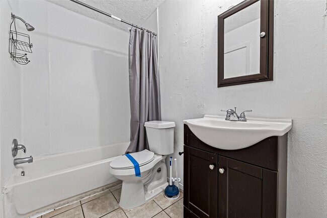Building Photo - 4632 Greenwood Dr