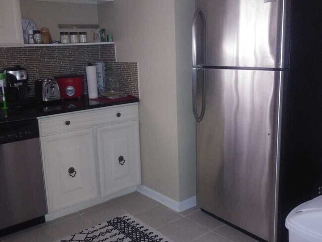 Building Photo - 6961 N Oakley Ave