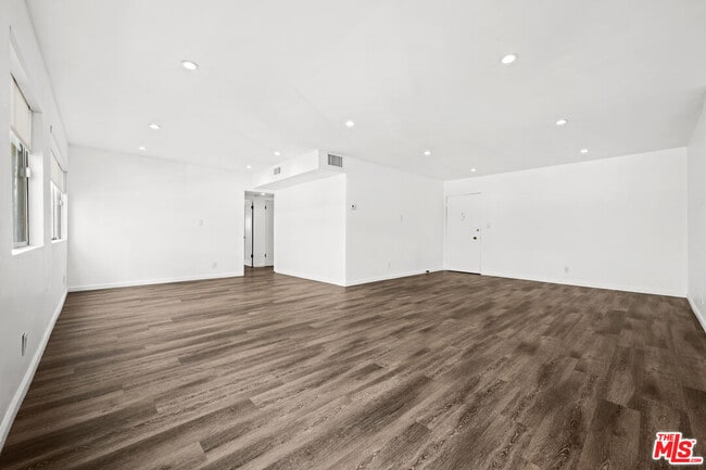 Building Photo - 136 S Palm Dr